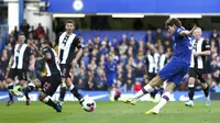 Bek Chelsea, Marcos Alonso, melepaskan tendangan ke gawang Newcastle United pada laga Premier League 2019 di Stadion Stamford Bridge, Sabtu (19/10). Chelsea menang 1-0 atas Newcastle United. (AP/Steven Paston)