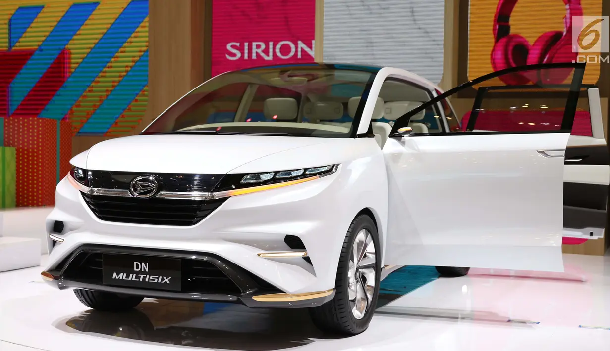 Mobil terbaru Daihatsu saat di pamerkan di ajang Gaikindo Indonesia International Auto Show (GIIAS) 2017, di ICE, BSD, Tangerang Selatan, Kamis (10/8). Lebih dari 40 kendaraan terbaru yang diluncurkan dalam pameran tersebut. (Liputan6.com/Angga Yuniar)