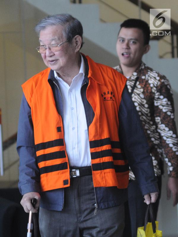 Pengusaha yang juga terpidana kasus korupsi, Tamin Sukardi usai menjalani pemeriksaan di Gedung KPK, Jakarta, Jumat (16/11).Tamin diperiksa dalam sengketa jual lahan seluas 74 hektare yang tercatat sebagai aset PTPN 2 (Persero). (Merdeka.com/Dwi Narwoko)