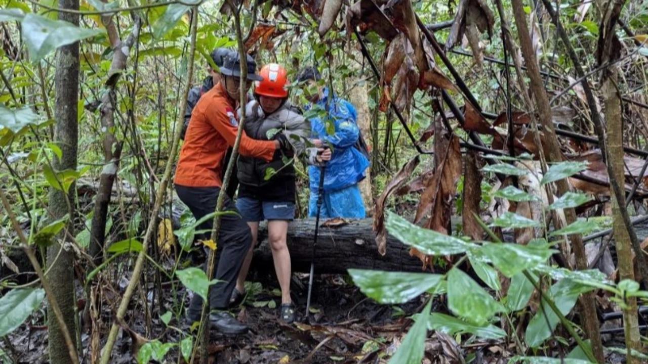 Tim SAR Gabungan Evakuasi 2 Pendaki Wanita Usai Alami Cidera dan Asma di Gunung Bulubaria Gowa