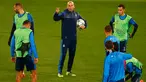 Pelatih Real Madrid Zinedine Zidane (tengah) berbincang dengan para pemainya saat sesi latihan di Stadion Olimpiade di Roma, Italia (16/2). Real Madrid akan bertanding melawan AS Roma di leg pertama 16 besar Liga Champions. (REUTERS/Tony Gentile)