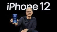 CEO Apple Tim Cook memegang iPhone 12 Pro baru saat acara Apple di Apple Park, Cupertino, California, Amerika Serikat, 13 Oktober 2020. Apple meluncurkan seri iPhone 12 yang mendukung teknologi seluler 5G. (Brooks KRAFT/Apple Inc./AFP)