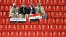 Empat fans Irak di tengah kosongnya Ahmed bin Ali Stadium, Al Rayyan, Qatar, ketika digelar penyisihan Grup D Piala Asia 2011 antara Irak vs Korut, 19 Januari 2011. AFP PHOTO / KARIM JAAFAR 