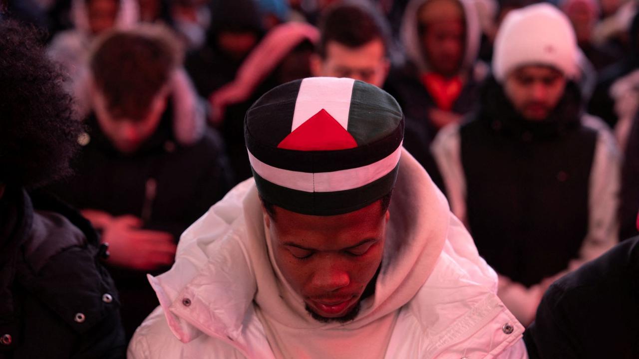 Umat Islam salat tarawih di jalanan New York