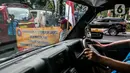 Sejumlah sopir angkot Koperasi Wahana Kalpika (KWK) berorasi saat menggelar aksi di Balai Kota DKI Jakarta, Rabu (2/8/2023). (Liputan6.com/Faizal Fanani)