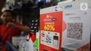 Aplikasi pembayaran digital QRIS (QR Code Indonesian Standard) untuk transaksi dagang dipajang di sebuah toko di pasar Santa, Jakarta, Selasa (4/7/2023). (Liputan6.com/Johan Tallo)