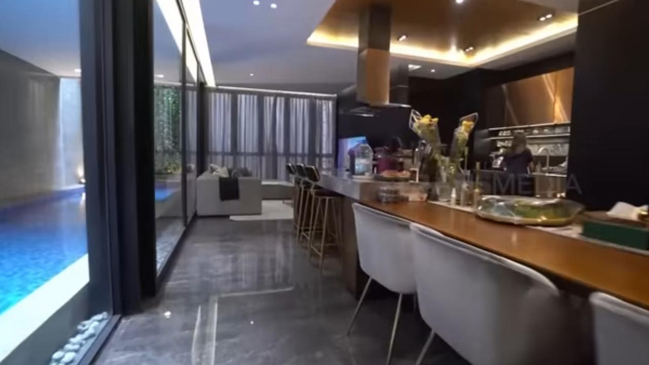 5 Potret Mewah Dapur Nisya Ahmad, Konsep Open Space di Samping Kolam Renang - Elegan dengan Sentuhan Warna Emas