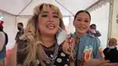 Pinkan Mambo dan Maia Estianty saat bertemu jelang manggung setelah 15 tahun tak bermusik bareng. (YouTube/MAIA ALELDUL TV)