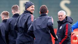 Ekspresi Penyerang Manchester United, Zlatan Ibrahimovic saat berinteraksi dengan rekan setimnya dalam sesi latihan di AON Training Complex, Carrington, Inggris (21/11). (Martin Rickett / PA via AP)