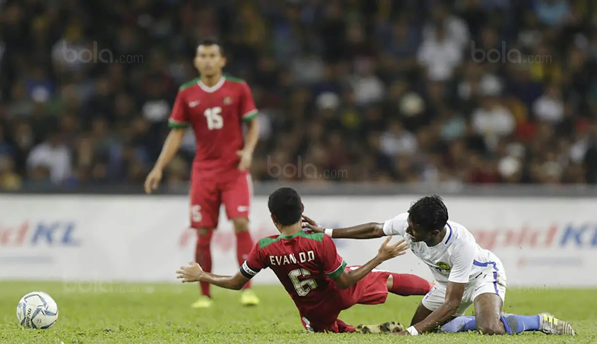 Kapten Indonesia, Evan Dimas, saat pertandingan melawan Malaysia pada laga semifinal Sea Games 2017 di Stadion Shah Alam, Selangor, Sabtu (26/8/2017). Malaysia menang 1-0 atas Indonesia. (Bola.com/Vitalis Yogi Trisna)