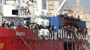 Kapal Sea Eye 4 dengan lebih dari 800 orang yang diselamatkan tiba di Trapani, Sisilia, Italia, Minggu (7/11/2021). Kapal kemanusiaan Jerman dengan lebih dari 800 migran yang diselamatkan, termasuk 15 anak kecil, sampai ke pelabuhan Sisilia pada Minggu (7/11). (Alberto Lo Bianco/LaPresse via AP)