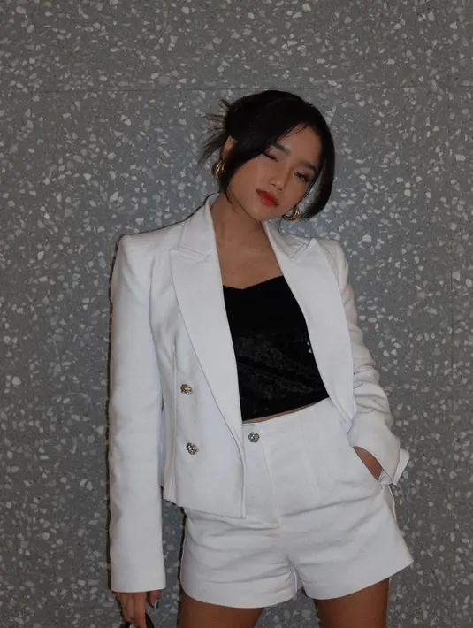 Bak lady boss, Fuji padu padankan blazer dan celana pendek berwarna putih, dengan inner hitam yang simpel, namun chic untuk acara semi formal hingga kasual. [Foto: Instagram/fuji_an]