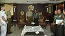 Panglima TNI Jenderal TNI Gatot Nurmantyo menerima kunjungan KSAD Australia Letnan Jenderal Angus Campbell di Jakarta, Rabu (8/2). Australia melalui Champbell meminta maaf soal penghinaan Pancasila di sebuah pangkalan militer di Perth. (HO/TNI/AFP)