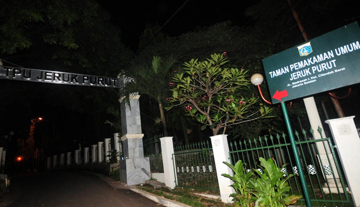 TPU Jeruk Purut sudah ada pada zaman penjajahan Belanda. Konon ada hantu pastur pada zaman Belanda yang berjalan sambil memegang kepalanya yang terpenggal. (Istimewa)