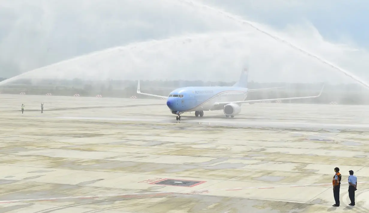Pesawat Kepresidenan yang ditumpangi Presiden Joko Widodo dan rombongan disambut prosesi water salute (penyiraman air) saat mendarat di Bandara Internasional Jawa Barat (BIJB) Kertajati, Majalengka, Jawa Barat, Kamis (24/5). (Liputan6.com/Pool/Setpres)