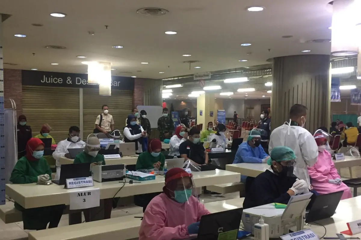 Para petugas bersiap untuk memberikan vaksin Covid-19 ke pedagang Pasar Tanah Abang