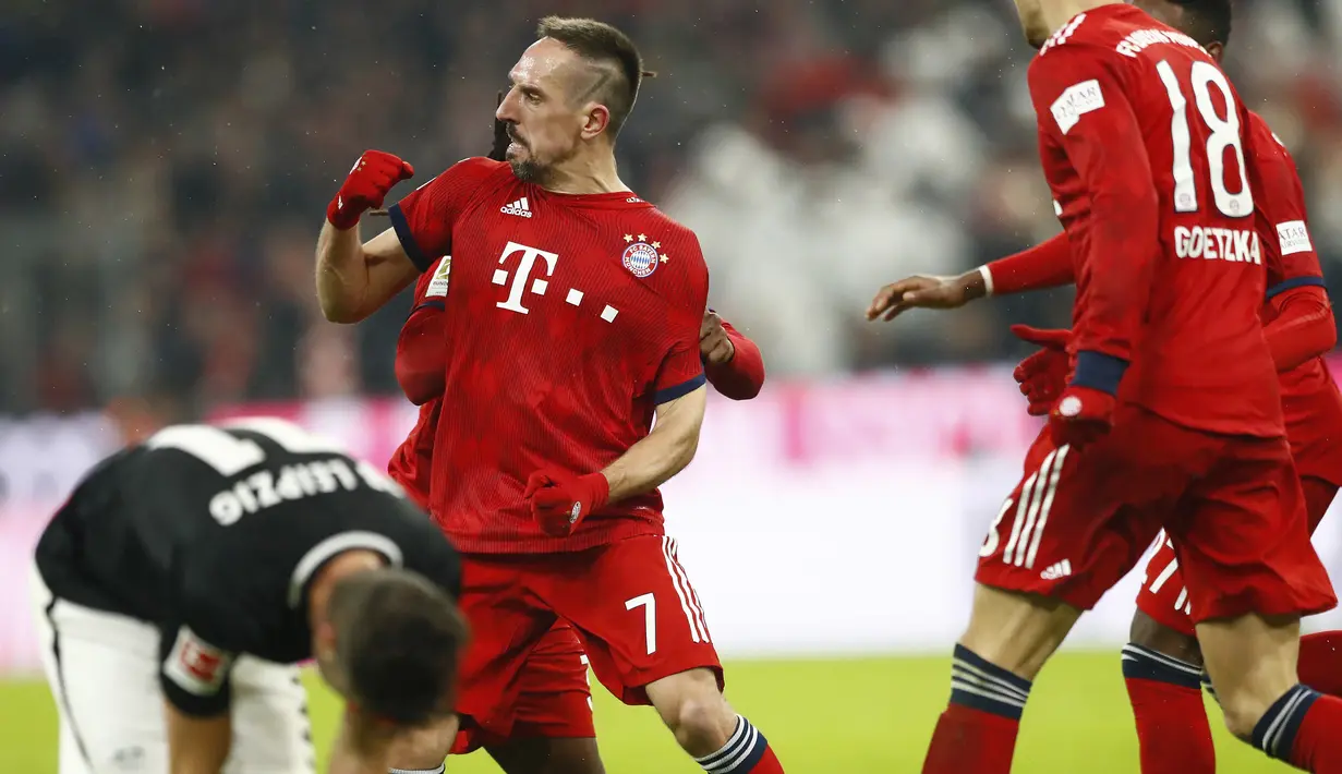 Gelandang Bayern Munich, Franck Ribery, melakukan selebrasi usai membobol gawang RB Leipzig pada laga Bundesliga di Allianz Arena, Kamis (20/12). Bayern Munich menang 1-0 atas RB Leipzig. (AP/Matthias Schrader)