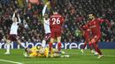 Pada menit ke-43 Mohamed Salah nyaris membawa Liverpool unggul. Bola tembakan mendatarnya dari dalam kotak penalti lagi-lagi masih mampu diamankan Emiliano Martinez. (AFP/Oli Scarff)