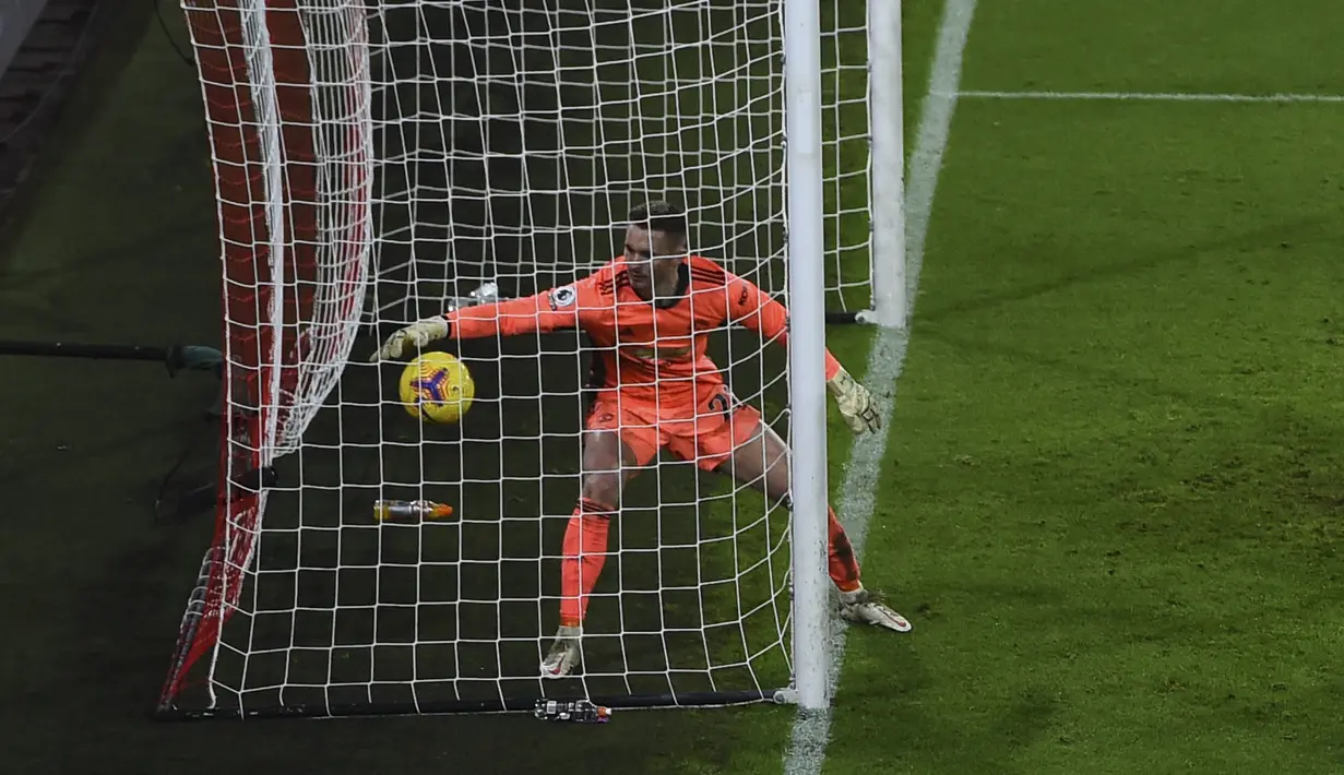 Kiper Manchester United, Dean Henderson mengambil bola dari gawang setelah Pemain Sheffield United, David McGoldrick mencetak gol pada pertandingan Liga Inggris di stadion Bramall Lane, Inggris, Jumat (18/12/2020). Sementara Sheffield semakin terbenam di dasar klasemen. (AP Photo/Laurence Griffiths)