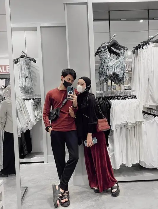 Pasangan muda ini juga tampil serasi ketika berbelanja. Keduanya kompak pakai outfit hitam-maroon. (Instagram/rey_mbayang).