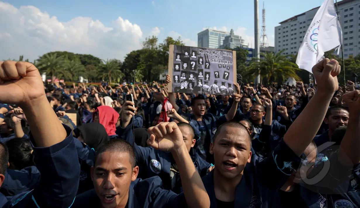 Ribuan mahasiswa Trisakti menuntut pemerintah untuk mengusut tuntas kasus pelanggaran HAM, Jakarta, Selasa (12/5/2015). Mereka menolak lupa atas tragedi 12 Mei 1998 yang telah menewaskan kawan mereka. (Liputan6.com/Faizal Fanani)