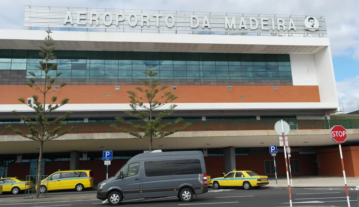 Suasana depan Bandara Madeira yang logonya merupakan wajah bintang Real Madrid, Cristiano Ronaldo. Maderira merupakan kota tempat kelahiran Cristiano Ronaldo. (Bola.com/Reza Khomaini)