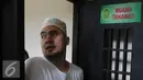 Penyanyi dangdut, Saipul Jamil saat menunggu sidang lanjutan di Pengadilan Negeri Jakarta Utara, Rabu (18/5). Sidang beragendakan mendengarkan saksi  dari pihak Saipul Jamil sebanyak 14 saksi. (Liputan6.com/Herman Zakharia)