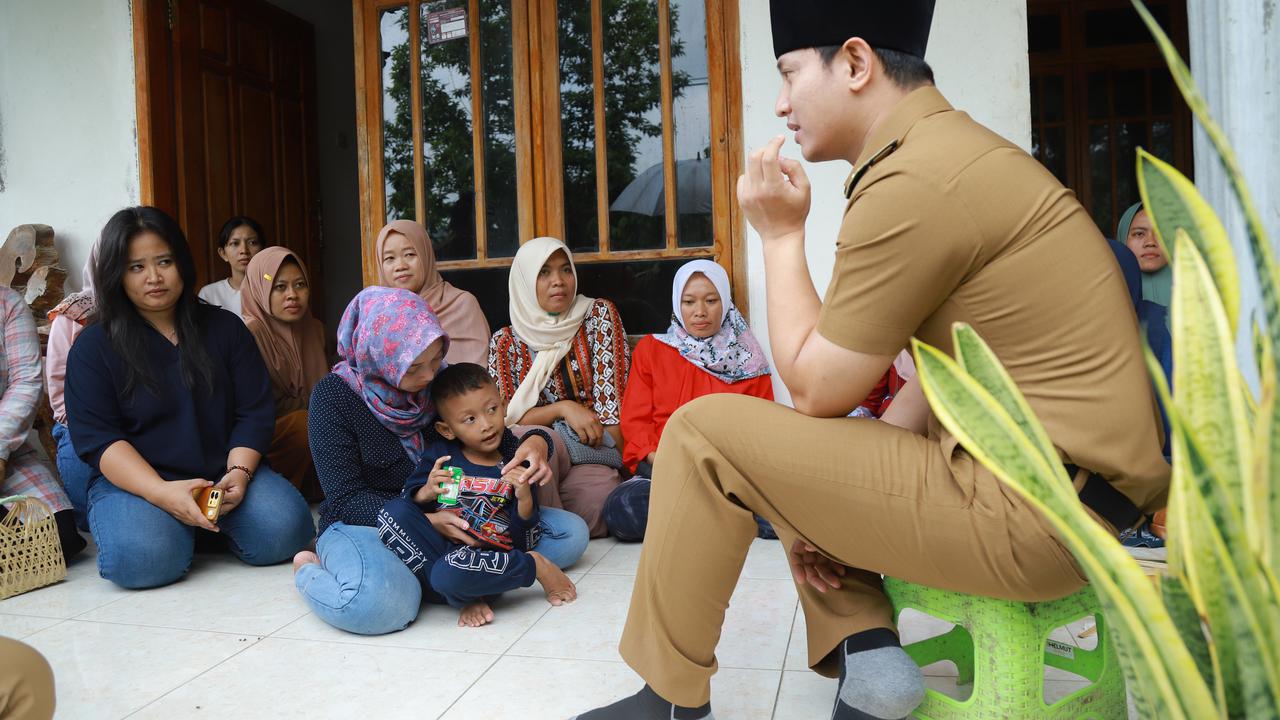 Bupati Trenggalek Mochamad Nur Arifin Serahkan Bantuan Mesin Pembelah Bambu