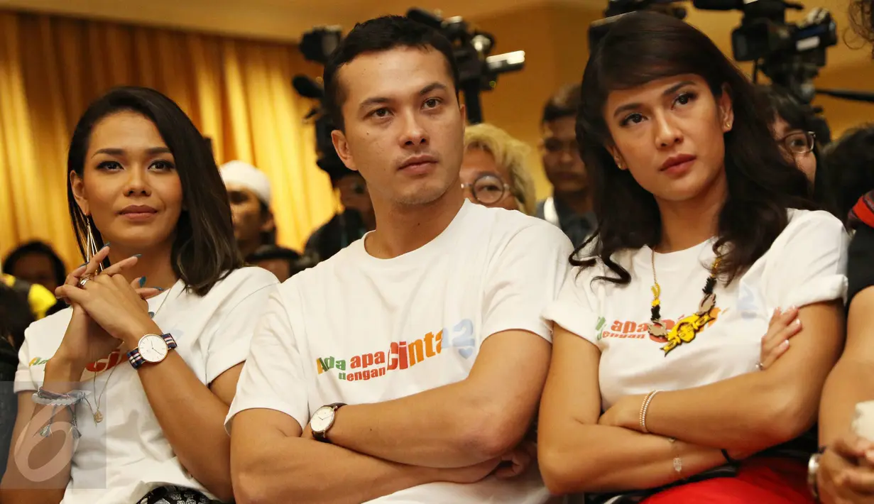 Ki-ka : Adinia Wirasti, Nicholas Saputra dan Dian Sastrowardoyo saat menghadiri konferensi pers AADC2 di Jakarta, Senin (15/2/2016). Rencananya AADC 2 mulai tayang di bioskop mulai 28 April 2016. (Liputan6.com/Immanuel Antonius)