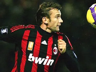 AC Milan&#039;s Andriy Shevchenko during their UEFA Group E match against Portsmouth at home to Portsmouth at Fratton Park stadium on November 27, 2008. AFP PHOTO/CARL DE SOUZA