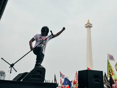 Penampilan Ari Lasso saat Konser Drug Free Asia Afrika di Kawasan Monas, Jakarta, Minggu (19/4/2015). Konser dalam rangkaian KAA itu bertujuan sebagai kampanye pencegahan penyalahgunaan narkotika di kawasan Asia Afrika. (Liputan6.com/Faizal Fanani)