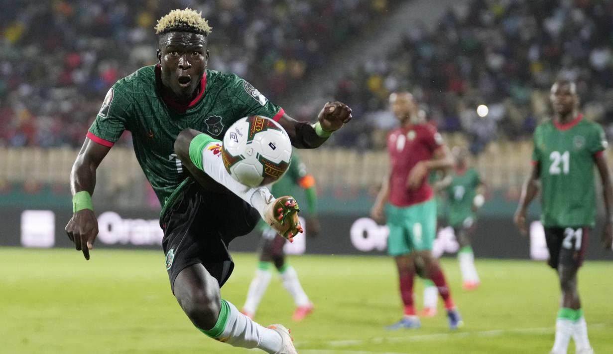 Gelandang Malawi Francisco Madinga mengontrol bola saat melawan Maroko pada babak 16 besar Piala Afrika 2021 di Ahmadou Ahidjo Stadium, Yaounde, Rabu (26/1/2022) dini hari WIB. Achraf Hakimi menjadi penentu kemenangan Maroko atas Malawi, 2-1. (AP Photo/Themba Hadebe)