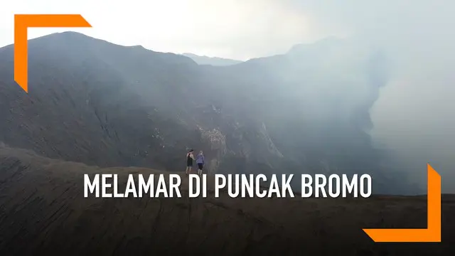 Seorang pria asal Kanada melamar kekasihnya di puncak Gunung Bromo, Jawa Timur. Meski terdengar romantis, tapi bila diperhatikan, proses lamaran ini cukup bikin deg-degan. Sebab, keduanya berdiri di ketinggian 7,641 kaki di atas permukaan laut. Di ta...
