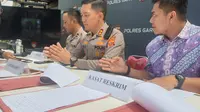 Kapolres Garut AKBP Rio Wahyu Anggoro, tengah memberikan penjelasan kepada awak media dalam rilis kasus di kantornya, Jumat (27/1/2023) (Liputan6.com/Jayadi Supriadin).