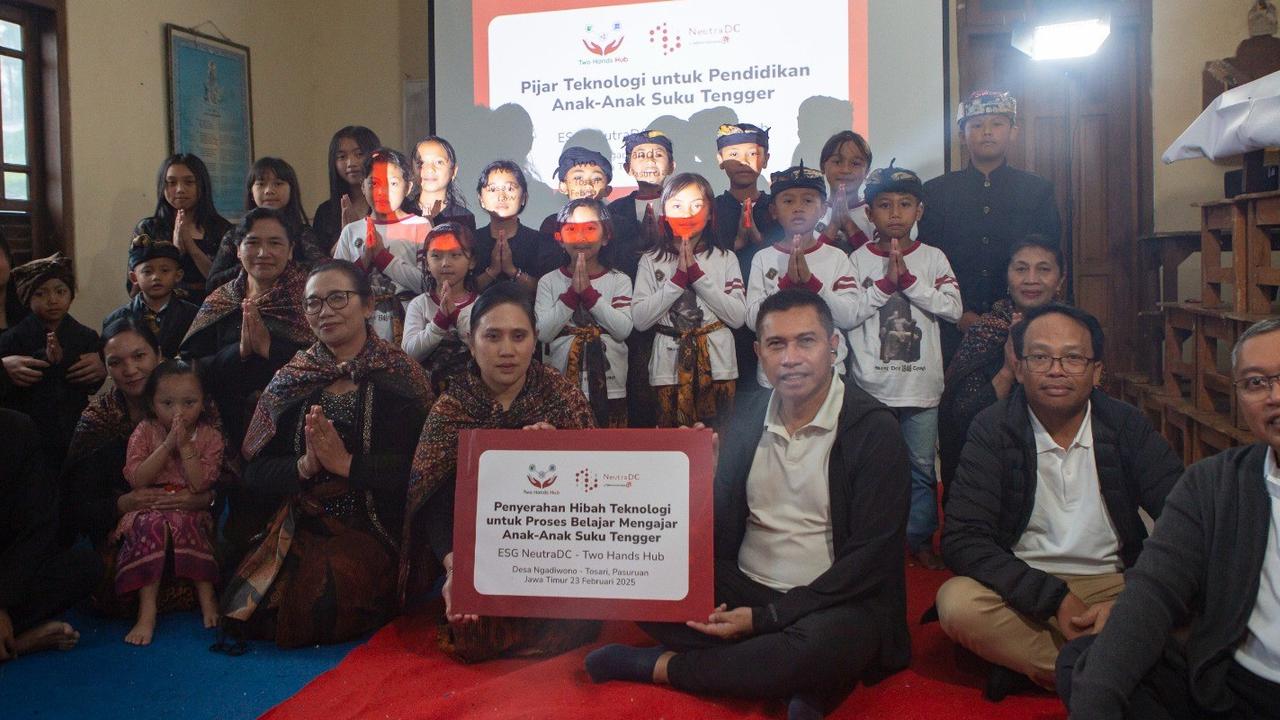 NeutraDC Serahkan Bantuan Sarana Belajar Digital untuk Anak-anak Suku Tengger Bromo