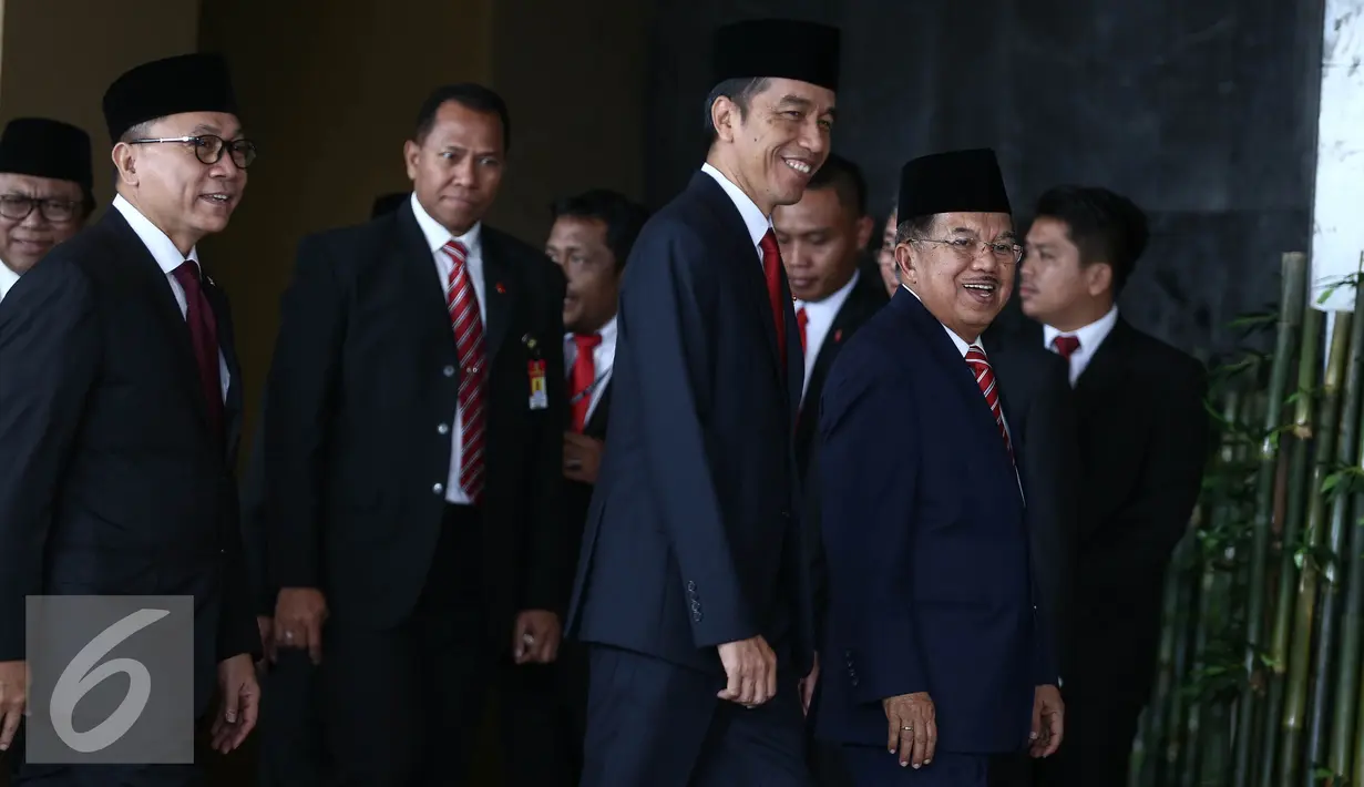 Presiden Jokowi dan Wapres Jusuf Kalla menuju ruang sidang tahunan MPR RI di ruang rapat paripurna 1 Gedung Nusantara, Jakarta, Selasa (16/8). Jokowi berpidato kenegaraan menyampaikan tentang pencapaian kinerja pemerintah. (Liputan6.com/Faizal Fanani)