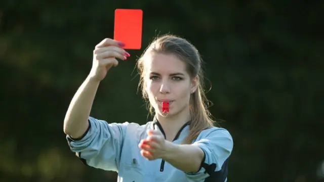 Wasit cantik asal Polandia yang masih berusia 20 tahun, Karolina Bojar (Foto: Istimewa)