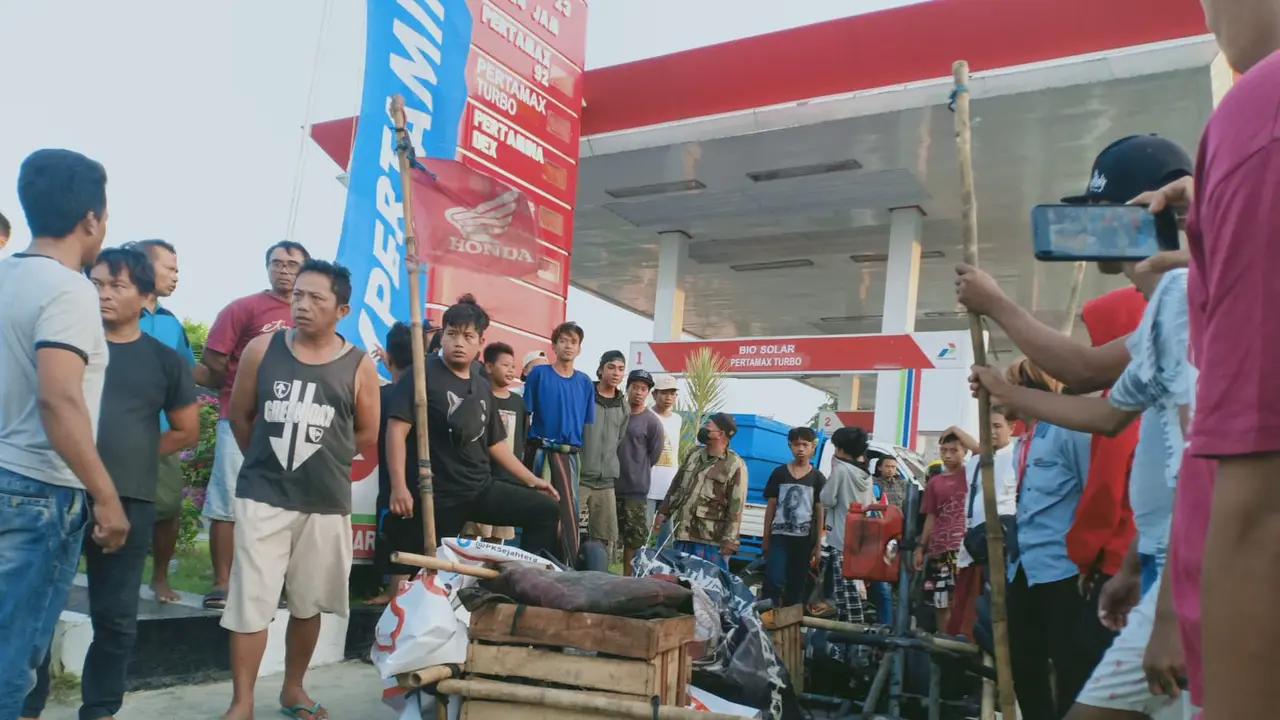 Petugas ketika mengamankan pelaku dan barang bukti di lokasi kejadian pengeroyokan anak punk di Tuban. (Adirin/Liputan6.com).