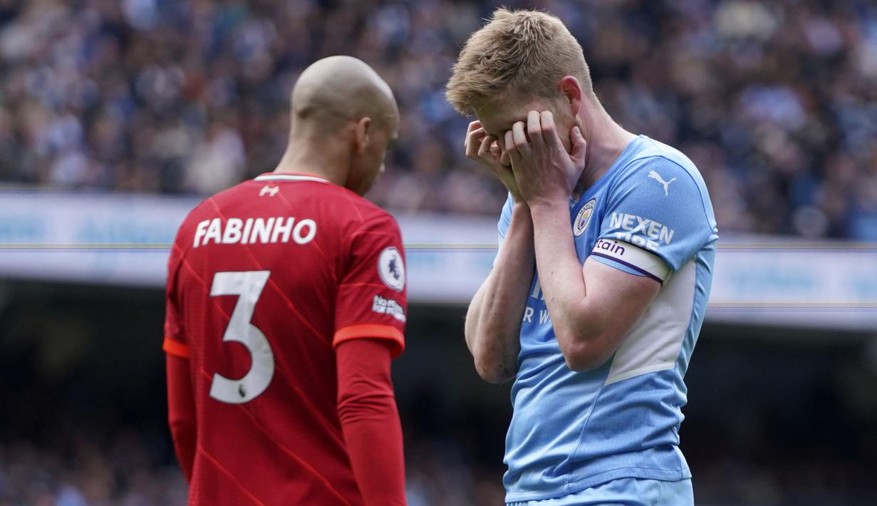 Reaksi kecewa pemain Manchester City, Kevin De Bruyne (kanan) setelah kehilangan peluang untuk mencetak gol saat pertandingan Liga Inggris antara Manchester City dan Liverpool, di Etihad Stadium, 10 April 2022. (AP/Jon Super )