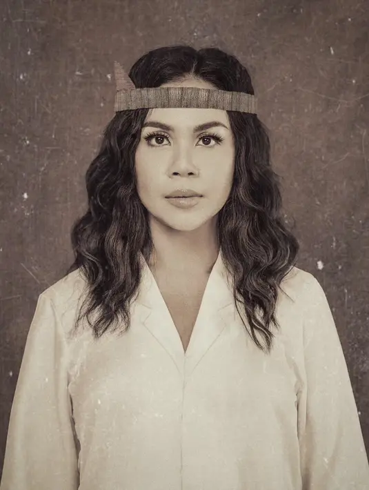 Melaney Ricardo sebagai Kristina Martha Tiahahu lengkap dengan pakaian adat khas Maluku. Tampilannya begitu kuat dan terlihat penuh power.  [Foto: yudajulianofficial]