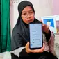 Soimah (45), menunjukkan pesan yang masuk di Direct Message (DM) Instagram-nya, yang menggunakan nama anaknya (Liputan6.com / Nefri Inge)