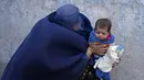 <p>Seorang perempuan Afghanistan menunggu untuk menerima jatah makanan yang didistribusikan oleh kelompok bantuan kemanusiaan Korea Selatan, di Kabul, Selasa (10/5/2022). Taliban pada Sabtu pekan lalu memerintahkan semua perempuan Afghanistan menutupi seluruh tubuhnya atau mengenakan burqa tradisional di depan umum. (AP Photo/Ebrahim Noroozi)</p>