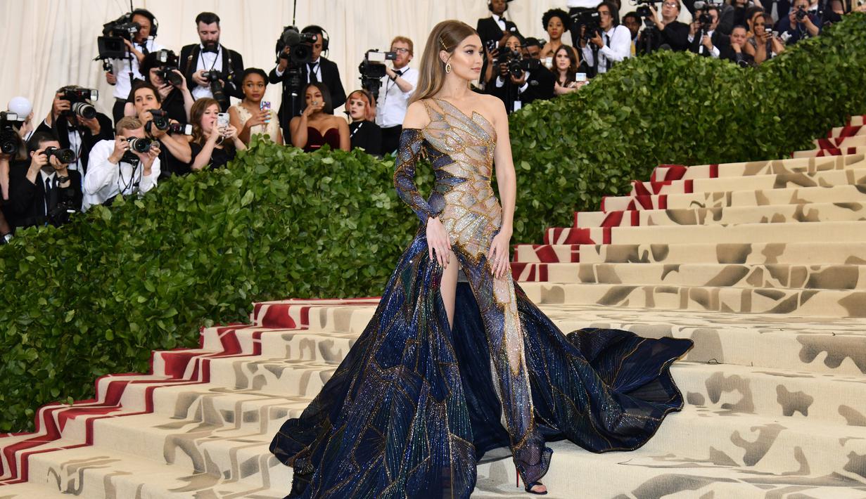 Foto Adu Cantik Gigi Dan Bella Hadid Di Met Gala 2018 Lifestyle Liputan6 Com
