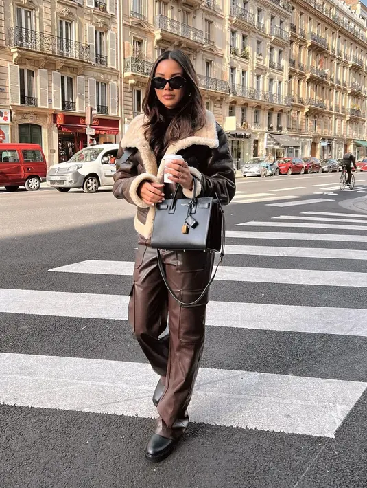 <p>Pemilihan bahan pakaian menjadi hal penting. Gunakan bahan leather, silk, atau linen yang memberi kesan berkelas. [Instagram/alyssadaguise] Penulis: Mufiidaanaiilaa A.S</p>