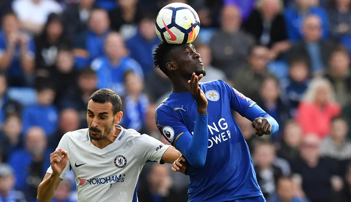 Gelandang Leicester, Wilfred Ndidi, mengamankan bola dari bek Chelsea, Davide Zappacosta, pada laga Premier League di Stadion King Power, Leicester, Sabtu (9/9/2017). Leicester kalah 1-2 dari Chelsea. (AFP/Ben Stansall)
