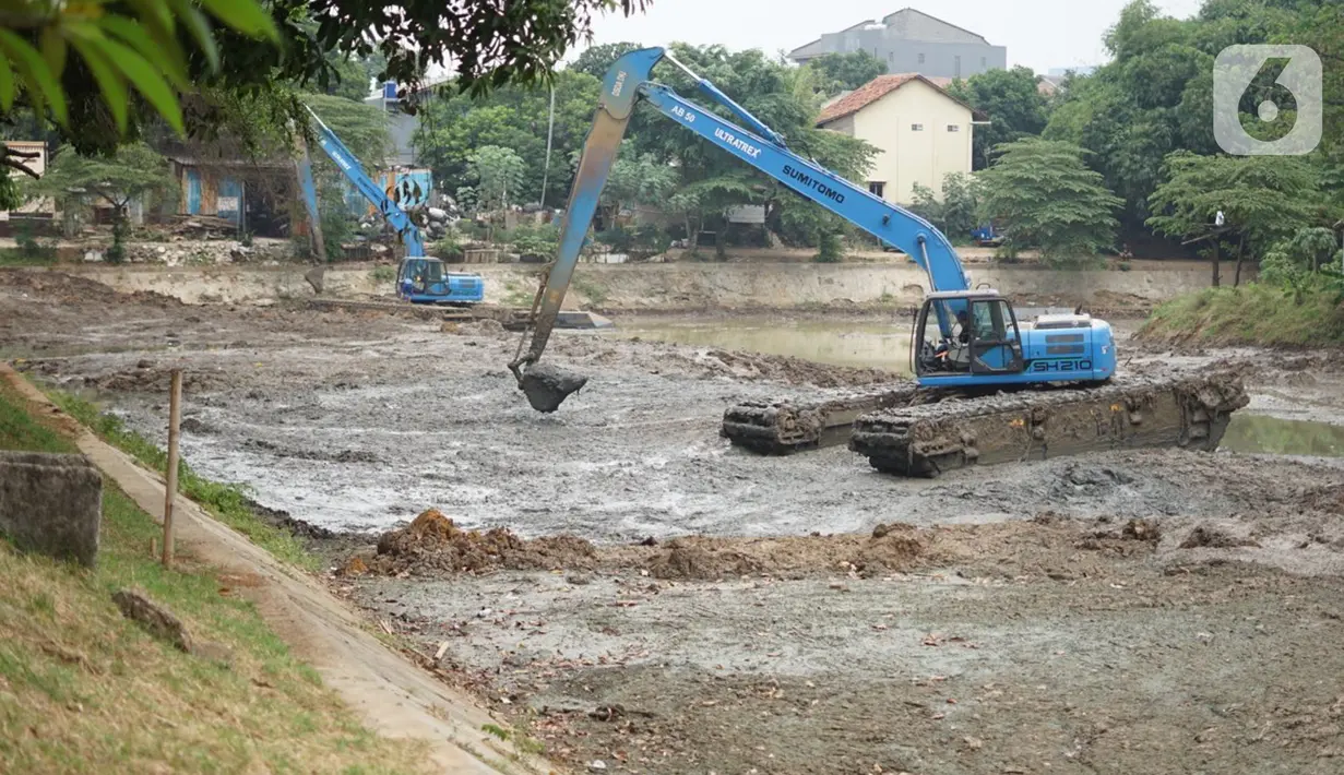 Petugas Sudin Sumber Daya Air (SDA) menggunakan alat berat untuk mengeruk lumpur yang mengendap di Setu Mangga Bolong, Jagakarsa, Jakarta, Rabu (2/9/2020). Pengerukan untuk meningkatkan fungsi setu sebagai tangkapan air, pengendali banjir dan penambahan daya tampung. (Liputan6.com/Immanuel Antonius)