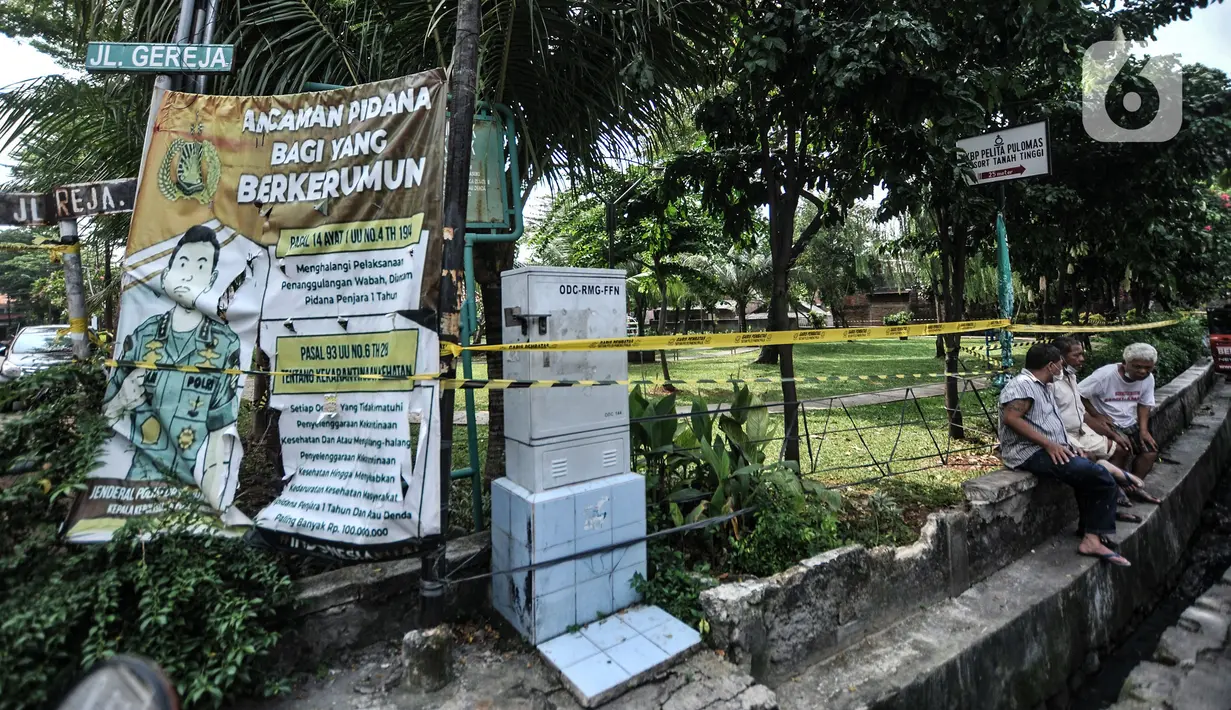 Warga duduk di depan taman yang ditutup saat pemberlakuan karantina wilayah skala kecil atau mini lockdown di RT 011 RW 009, Kelurahan Kayu Putih, Pulogadung, Jakarta Timur, Minggu (6/6/2021). Peristiwa ini menambah deretan kasus COVID-19 di tingkat RT di Ibu Kota. (merdeka.com/Iqbal S. Nugroho)