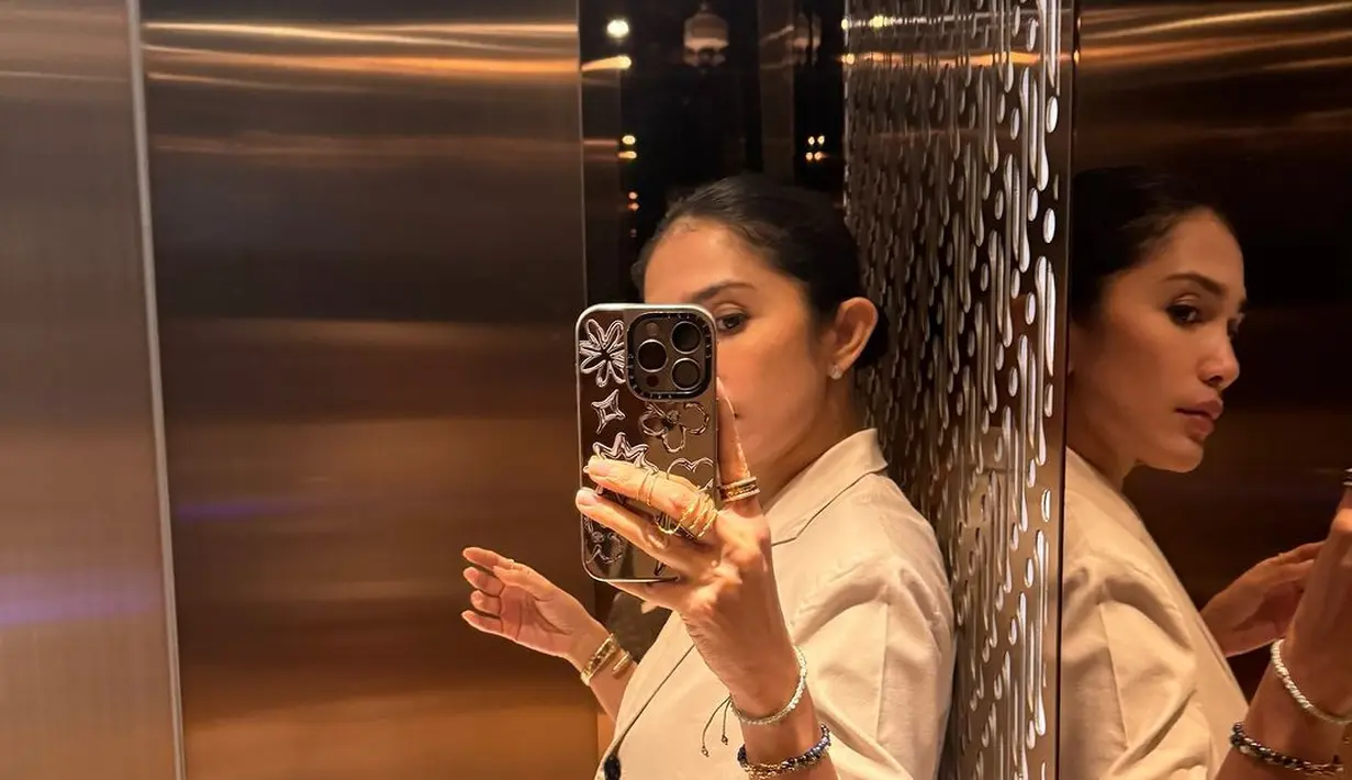 Hal ini membantu tubuhnya tetap bugar dan ideal, sehingga busana apapun yang ia kenakan selalu tampak sempurna. Penampilannya selalu mencerminkan kecintaan Ussy pada fashion dan gaya hidup sehat. (Liputan6.com/IG/@ussypratama)