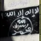 Gambar bendera Al-Qaeda pada sebuah tembok di Yemen. Dok: AP Photo