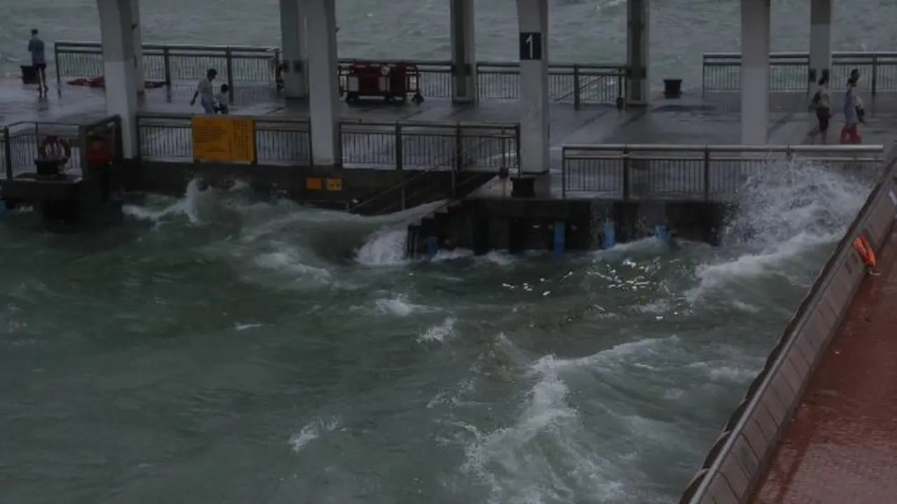 Topan Hato di Hong Kong. (AP)